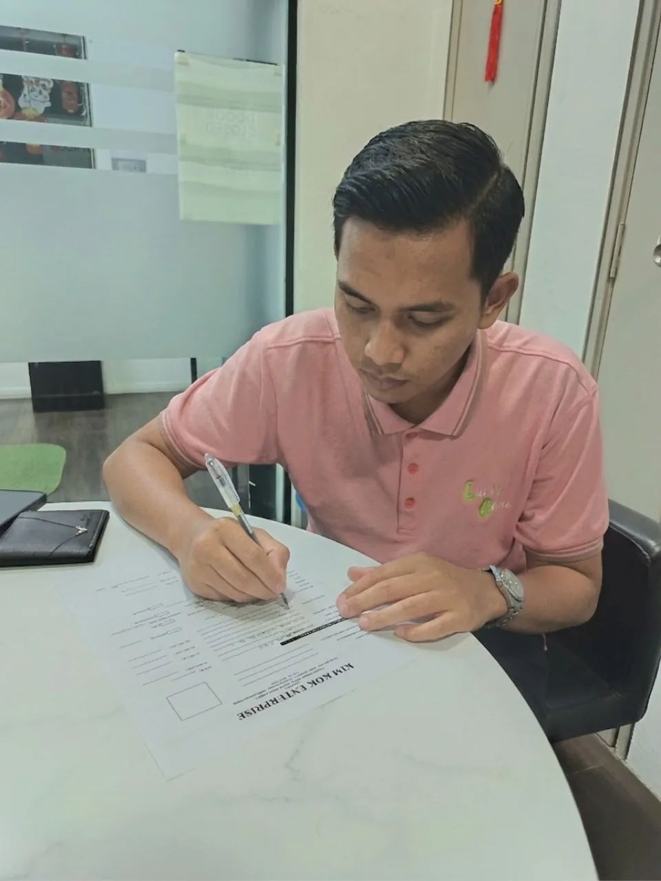 Peminjam menandatangani perjanjian pinjaman peribadi di pejabat Kim Kok.