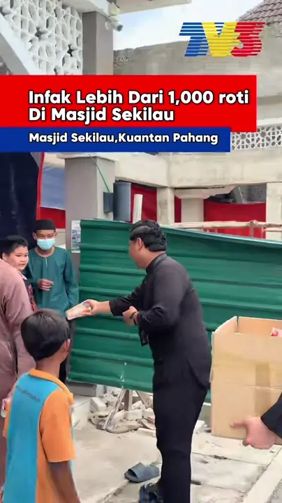 Pasukan Kim Kok mengagih makanan di Masjid Sekilau, Kuantan.