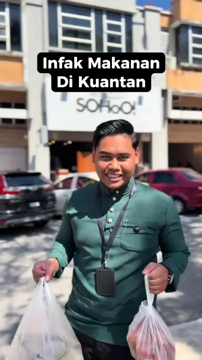 Pasukan Kim Kok mengagih beg makanan kepada warga Kuantan.