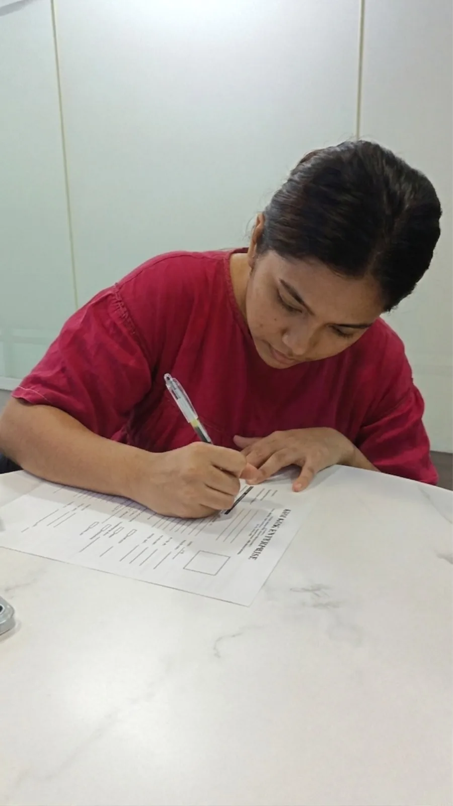 Peminjam menandatangani borang permohonan di kaunter Kim Kok Enterprise.