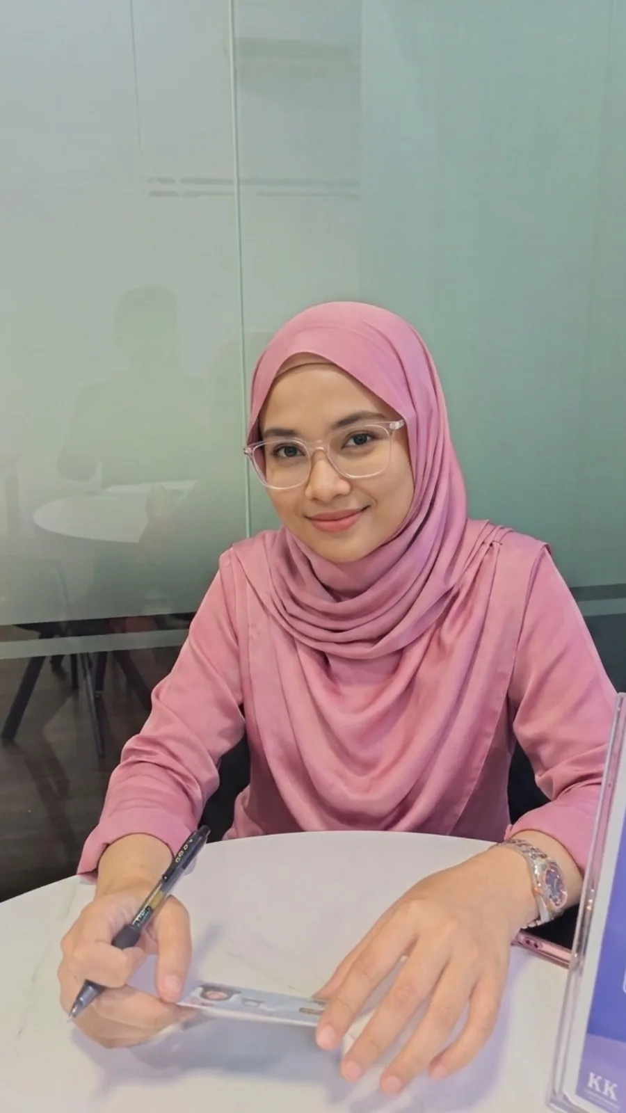 Peminjam di meja pejabat Kim Kok Enterprise semasa proses permohonan.