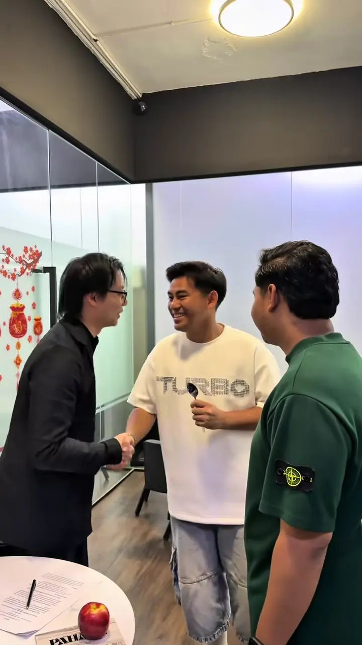 Kreator TikTok CEO Pantun melawat pejabat Kim Kok Enterprise di Kuantan.