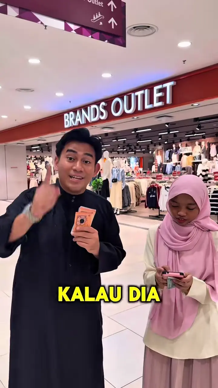 Kreator TikTok CEO Pantun bersama pegawai Kim Kok Enterprise di Kuantan.