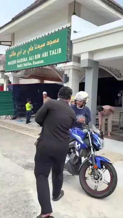 Pasukan Kim Kok mengagih makanan di Masjid Sekilau, Kuantan.