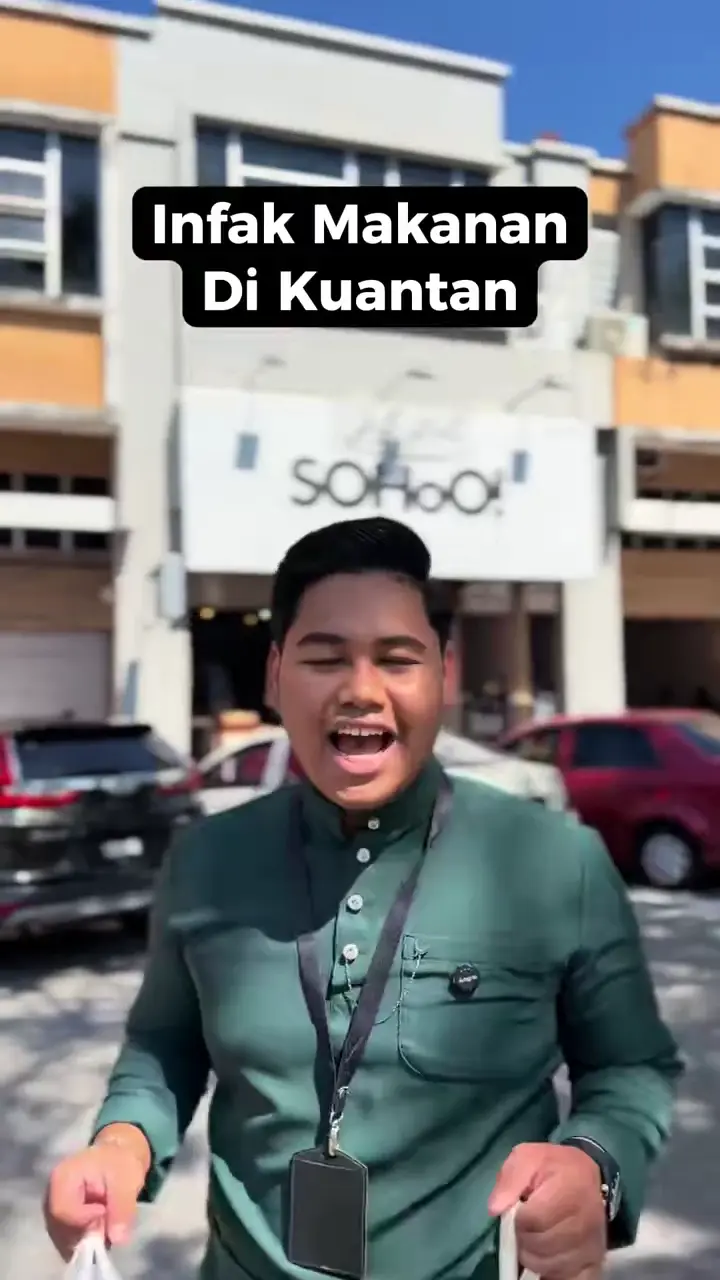 Pasukan Kim Kok mengagih beg makanan kepada warga Kuantan.